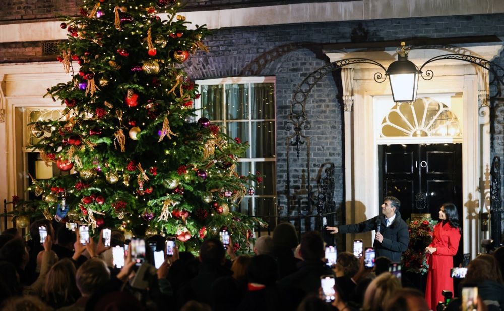 رئيس الوزراء البريطاني ريشي سوناك يشعل أضواء شجرة عيد الميلاد في داونينج ستريت