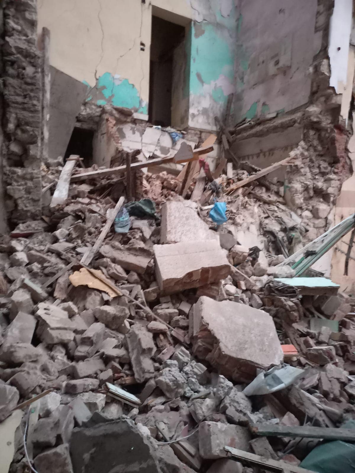 حي غرب الإسكندرية إزالة أجزاء خطرة من عقارات آيلة للسقوط