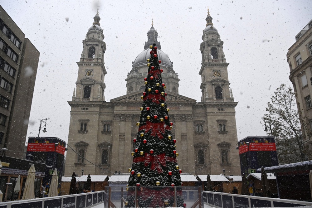 شجرة عيد الميلاد في كاتدرائية القديس ستيفن، أثناء تساقط الثلوج في وسط بودابست، المجر