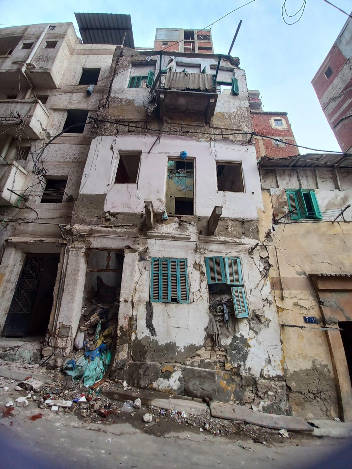 إزالة أجزاء خطرة من عقارات آيلة للسقوط بحي غرب الإسكندرية