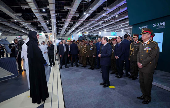 الرئيس يستمع الى شرح بعض الوفود العربية المشاركة فى المعرض بحضور وزير الدفاع