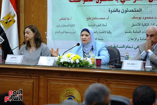 الدكتورة حنان جنيد عميد كلية الاعلام بجامعة القاهرة