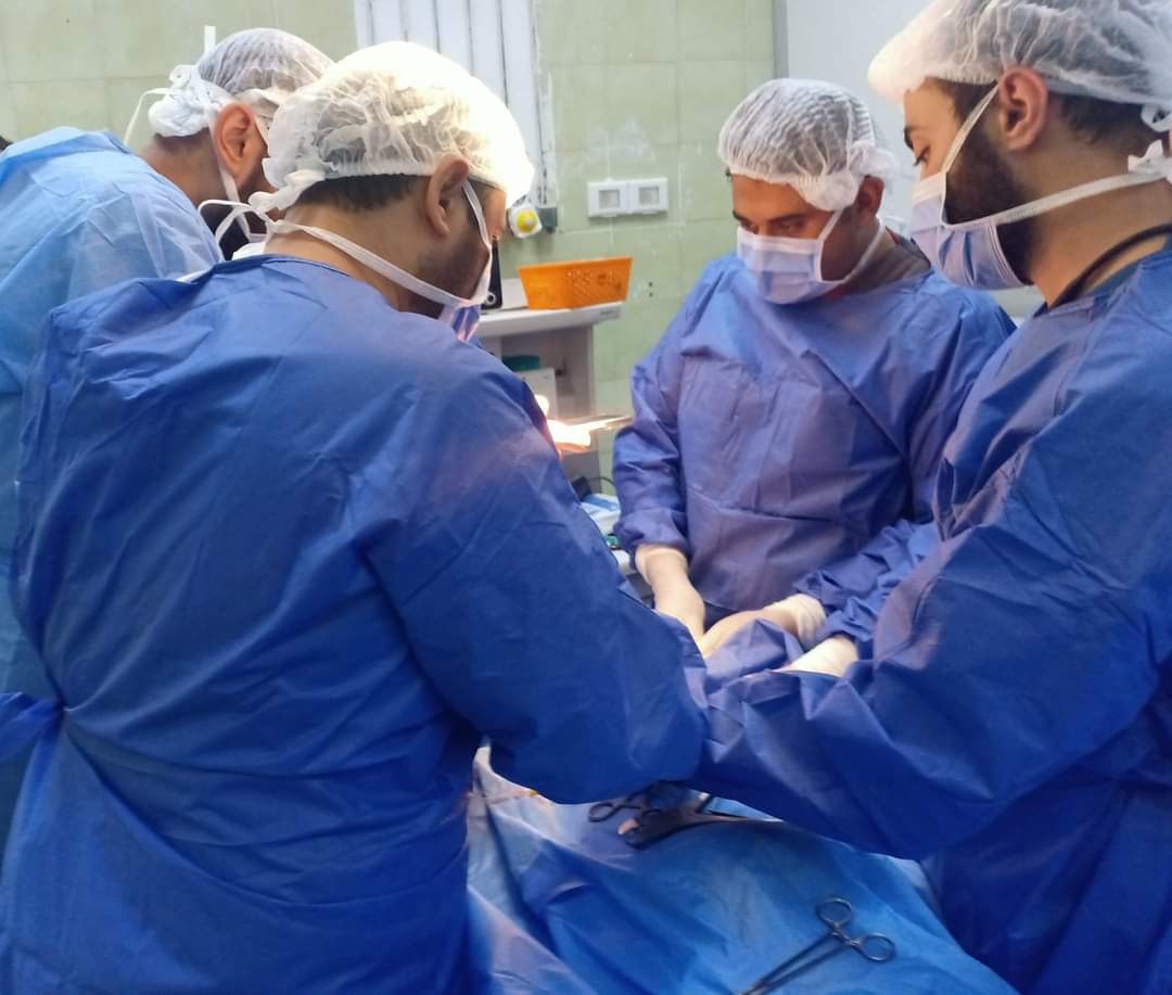 فريق طبي خلال جراحة دقيقة