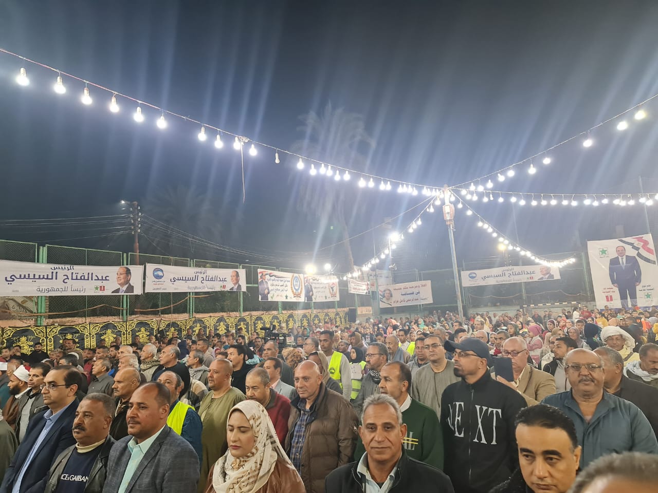 الآلاف من أهالى القرية الآلاف من أهالى القرية
