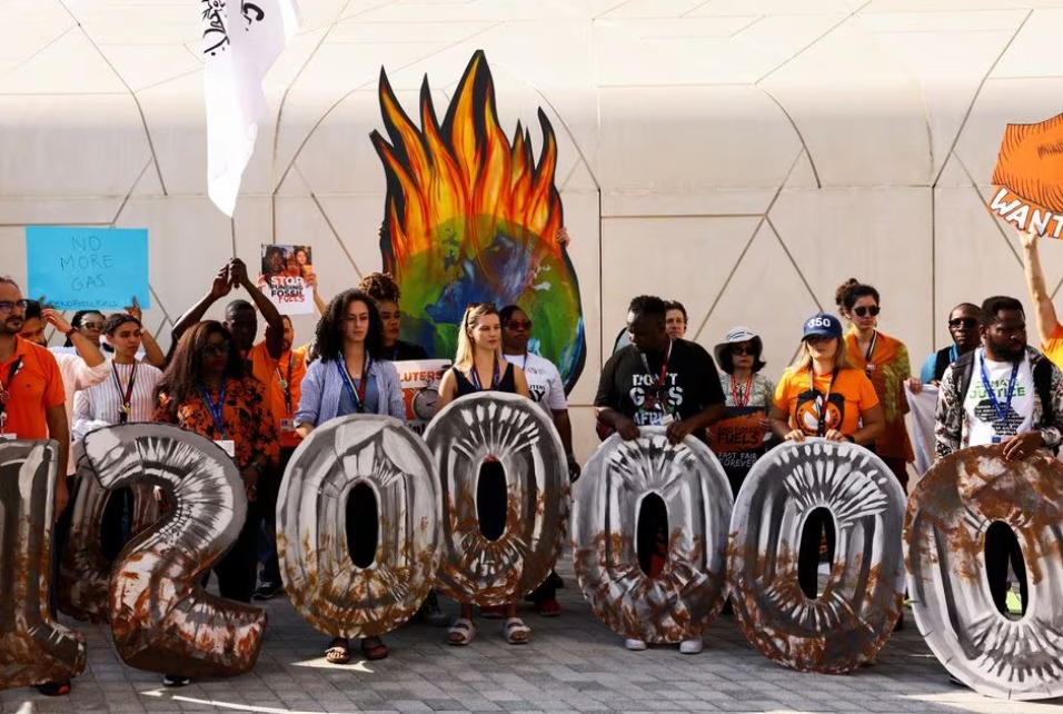 نشطاء يحتجون على صناعة الوقود الأحفوري في قمة المناخ  COP28 (1)