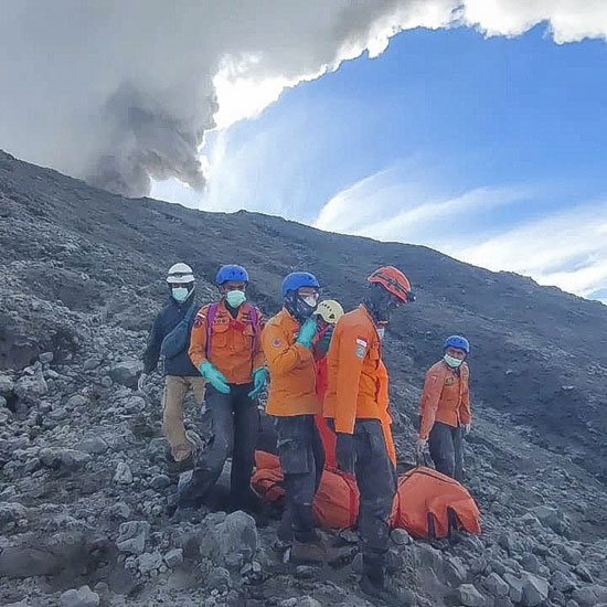 رجال الانقاذ يحملون احد الجثث بجوار بركان ميرابى   (1)