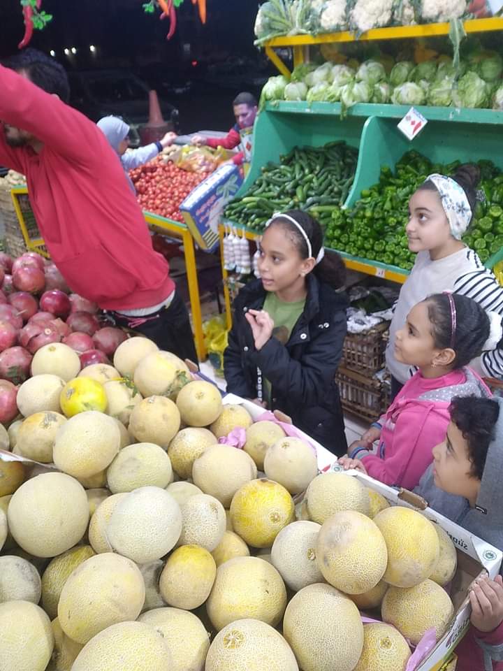 الأطفال يشترون الفاكهة
