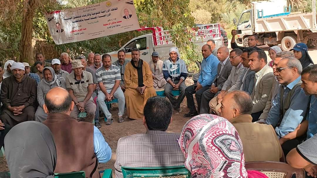 قافلة إرشادية زراعية لأهالي قرية الخارجة