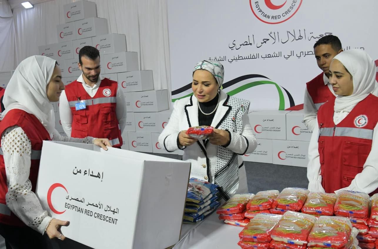 السيدة انتصار السيسى تزور مؤسسة الهلال الأحمر المصرى
