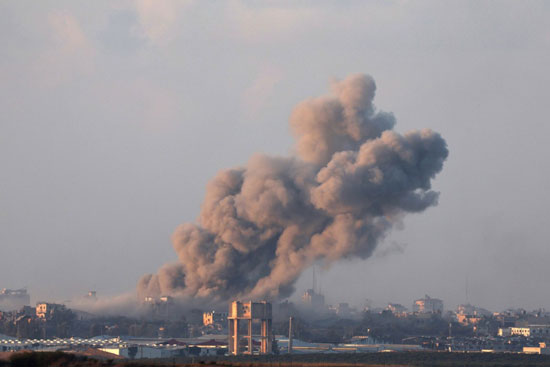 الدخان-يتصاعد-من-القصف-العنيف-على-جنوب-قطاع-غزة