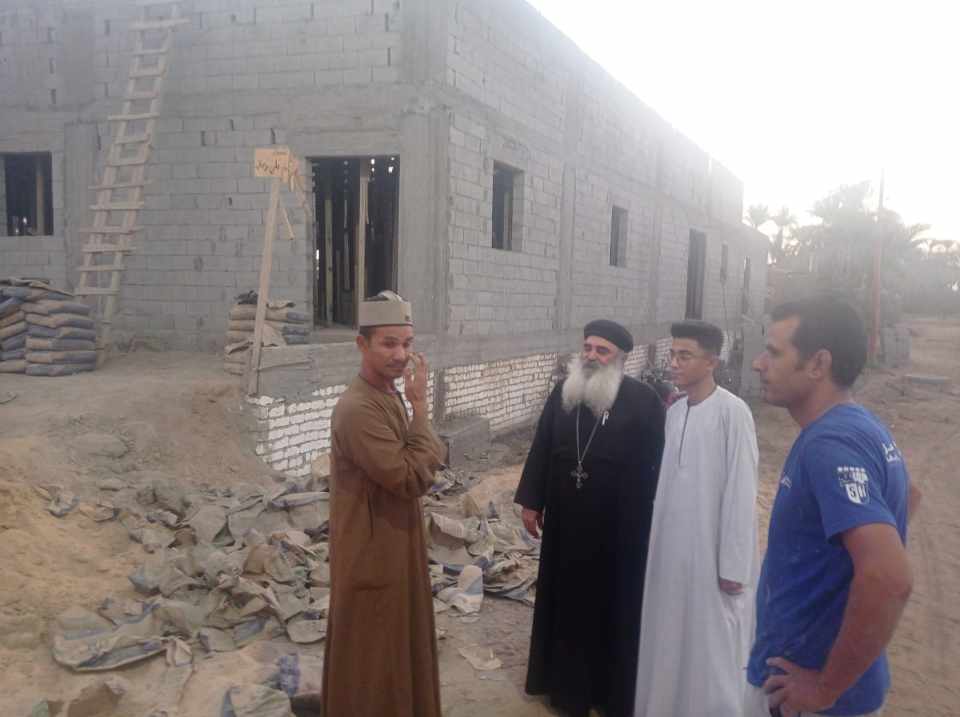 راعي الكنيسة مع أفراد قائمين على المسجد راعي الكنيسة مع أفراد قائمين على المسجد