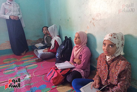 بنات القرية أثناء حفظ القرآن الكريم