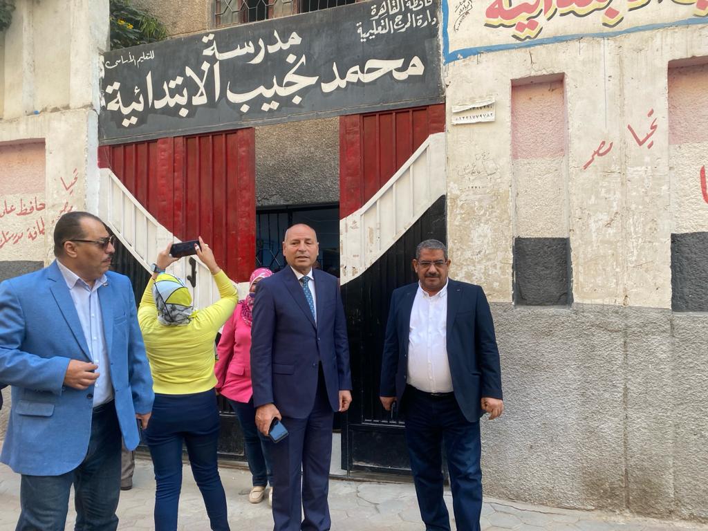 نائب محافظ القاهرة يتفقد المدارس