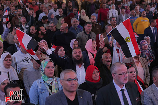 المواطنون يحملون أعلام مصر بالمؤتمر