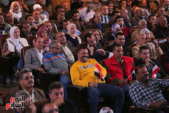 المشاركون فى المؤتمر يحملون علم مصر