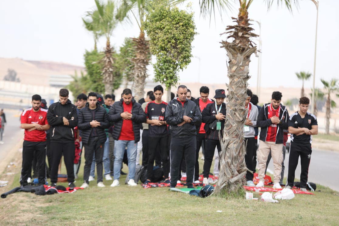 جمهور الأهلي خلال الاستعداد لرحلة الاسكندرية لحضور مباراة شباب بلوزداد (11)