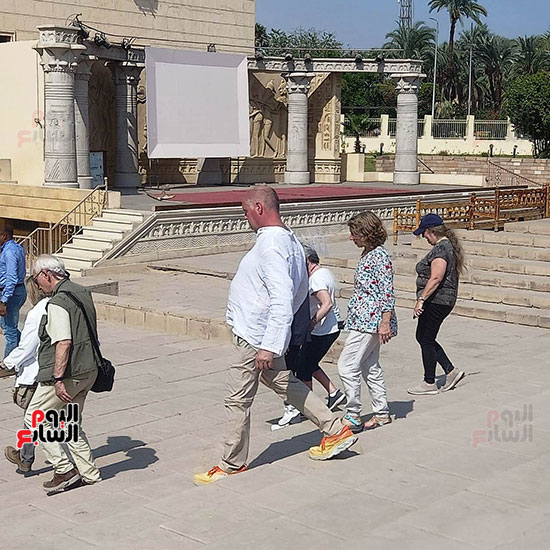 جانب-من-زيارات-السياح-لمكتبة-مصر-العامة-بالأقصر