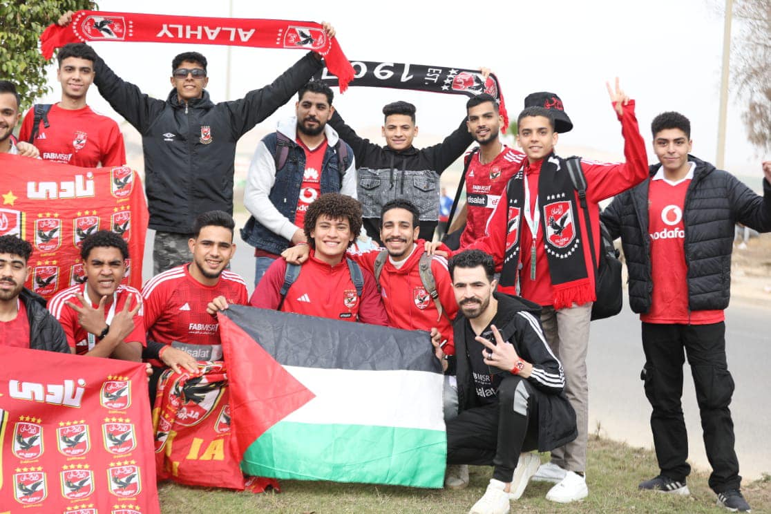 جمهور الأهلي خلال الاستعداد لرحلة الاسكندرية لحضور مباراة شباب بلوزداد (15)
