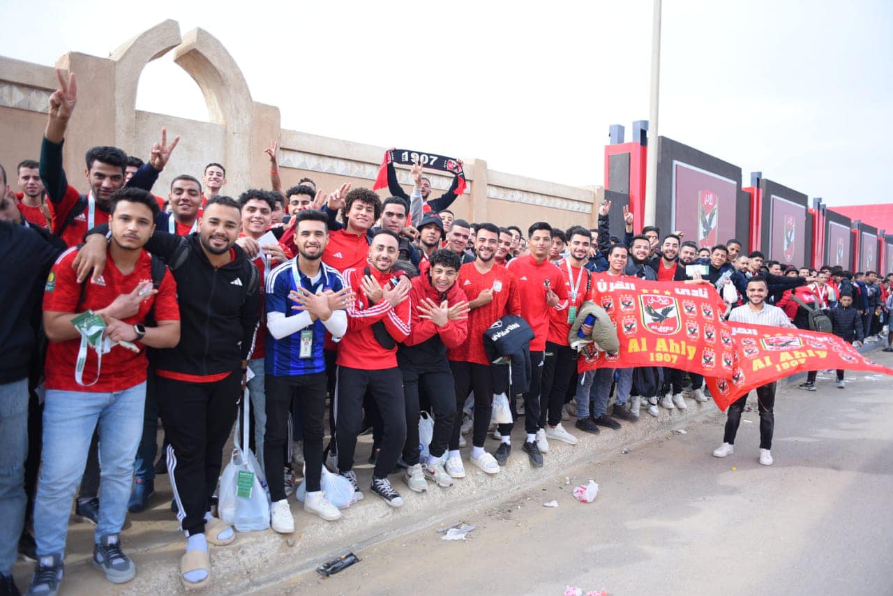 جمهور الأهلي خلال الاستعداد لرحلة الاسكندرية لحضور مباراة شباب بلوزداد (5)