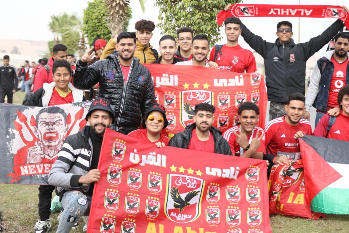 جمهور الأهلي خلال الاستعداد لرحلة الاسكندرية لحضور مباراة شباب بلوزداد (18)