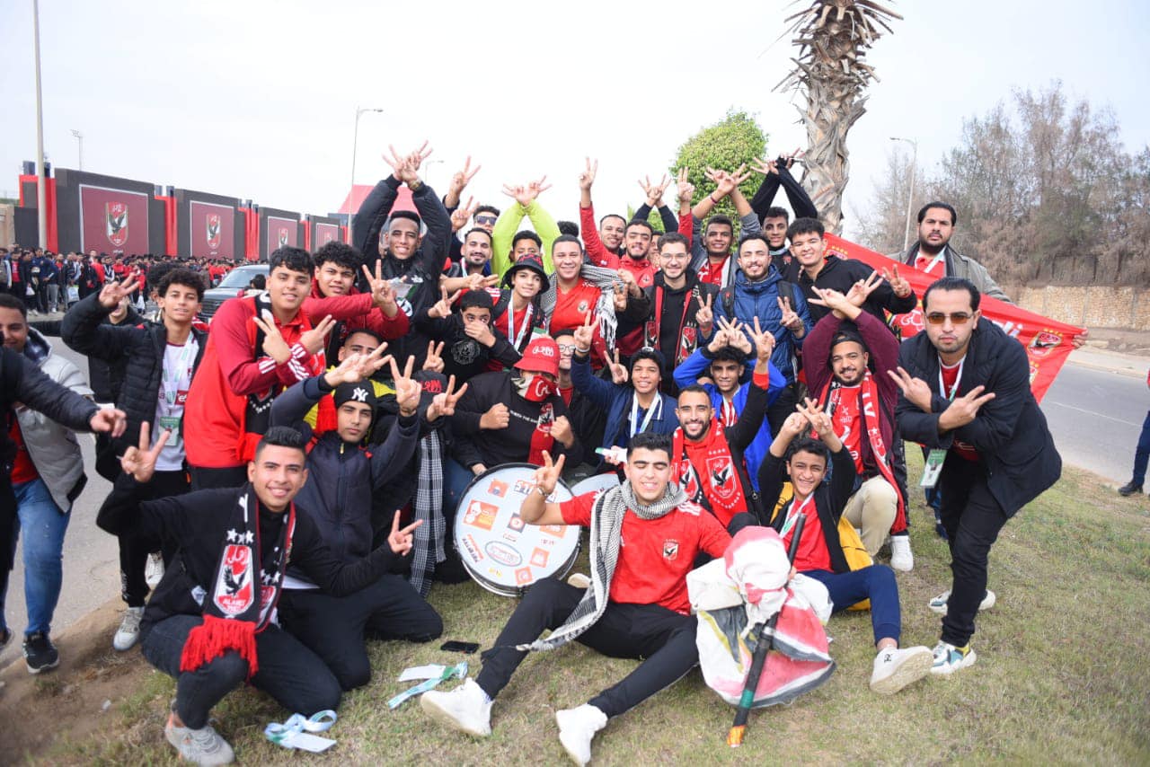جمهور الأهلي خلال الاستعداد لرحلة الاسكندرية لحضور مباراة شباب بلوزداد (1)