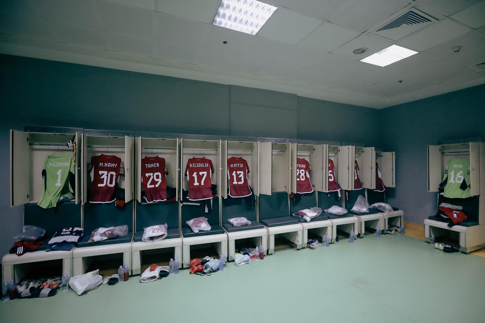 غرفة ملابس الأهلي قبل مباراة شباب بلوزداد (9)