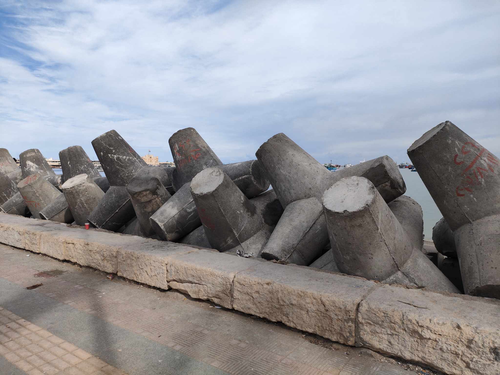 حواجز بكورنيش الإسكندرية لمنع خروج مياة البحر