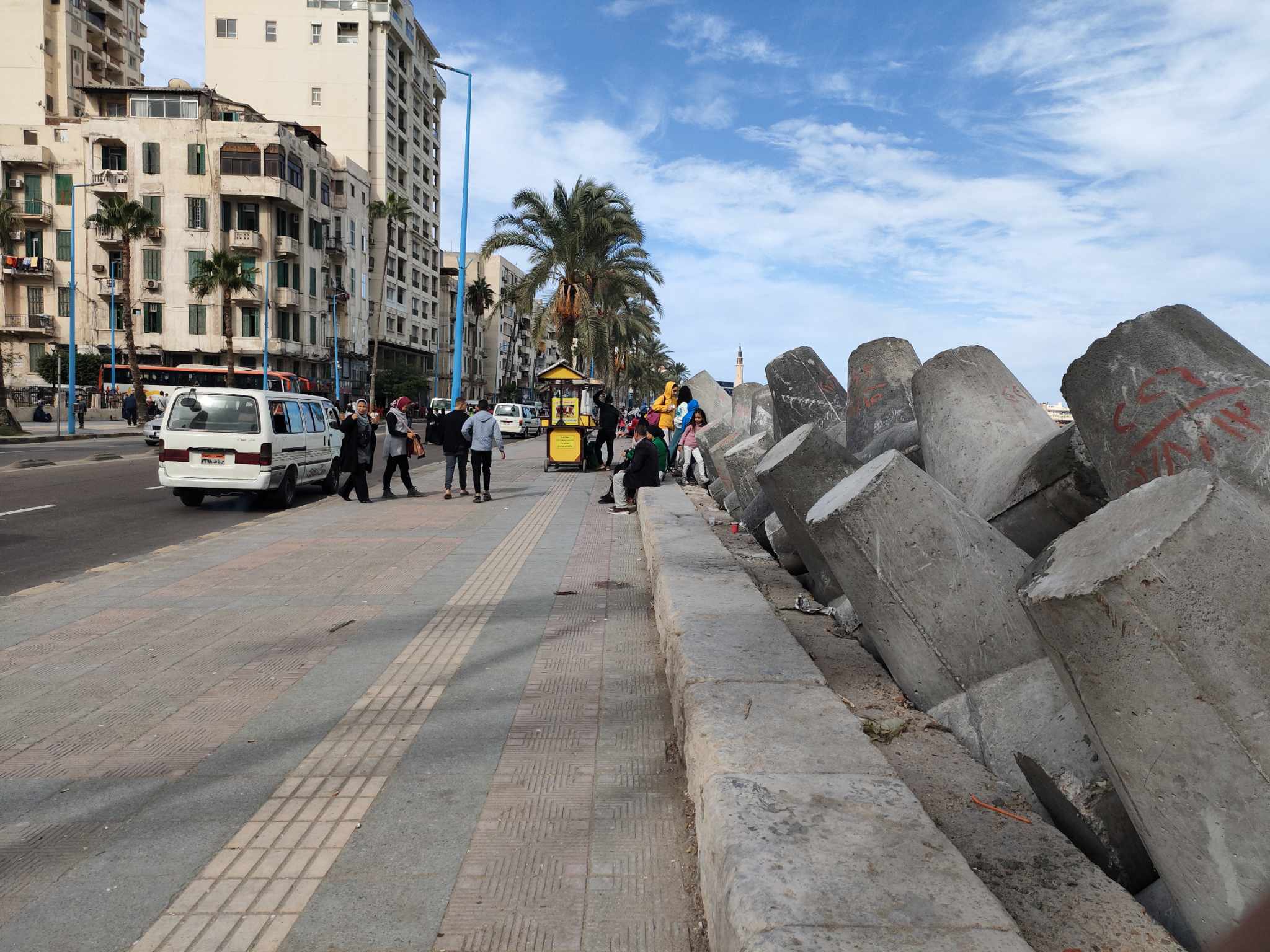 حواجز بكورنيش الانفوشي لمنع خروج مياة البحر بالإسكندرية
