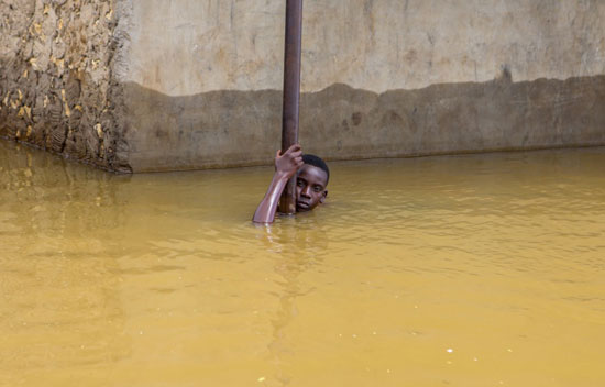 طفل وسط المياه فى شوارع كينيا
