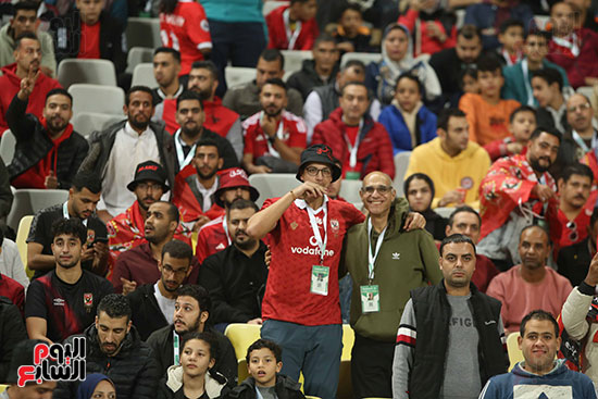 لقطات من دعم جمهور الأهلي للفريق امام شباب بلوزداد (4)