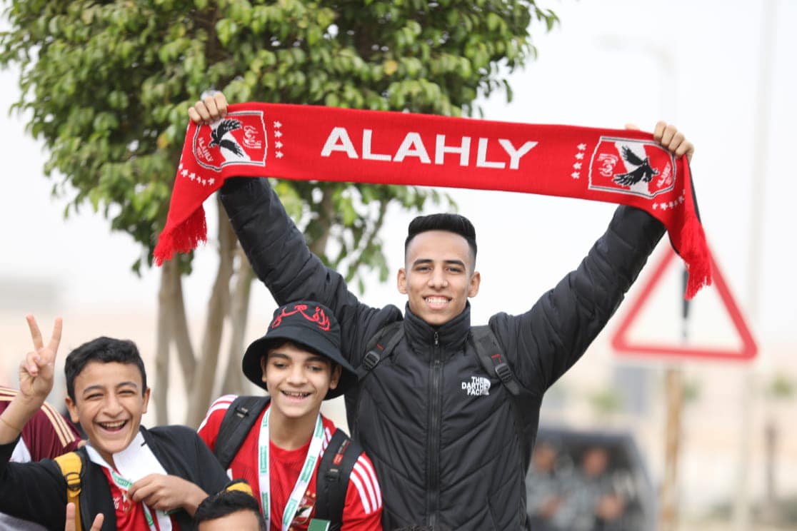 جمهور الأهلي خلال الاستعداد لرحلة الاسكندرية لحضور مباراة شباب بلوزداد (13)