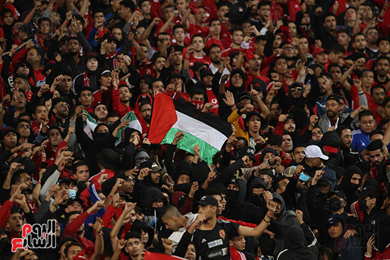 جمهور الاهلي يرفع علم فلسطين في مباراة شباب بلوزداد
