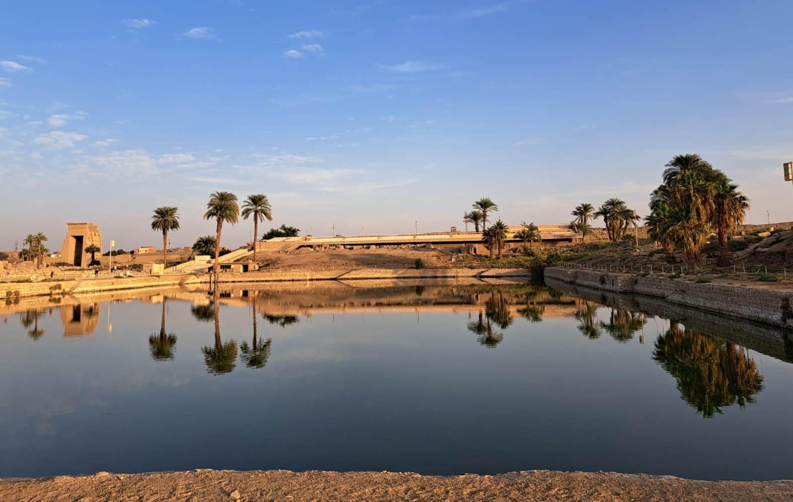 البحيرة المقدسة بالكرنك أقدم بحيرة فى معابد مصر
