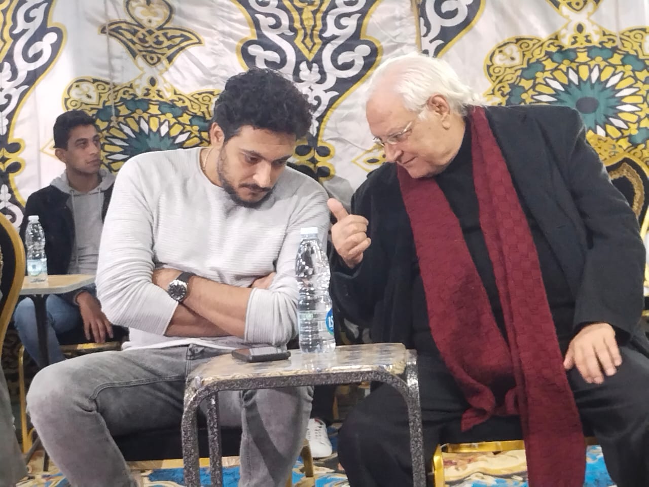 أحمد صفوت يقدم العزاء للفنان أحمد حلمي في وفاة شقيقه ببنها (1)