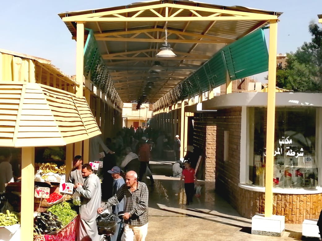 جانب من توافد المواطنين على سوق خضار شرق السكة