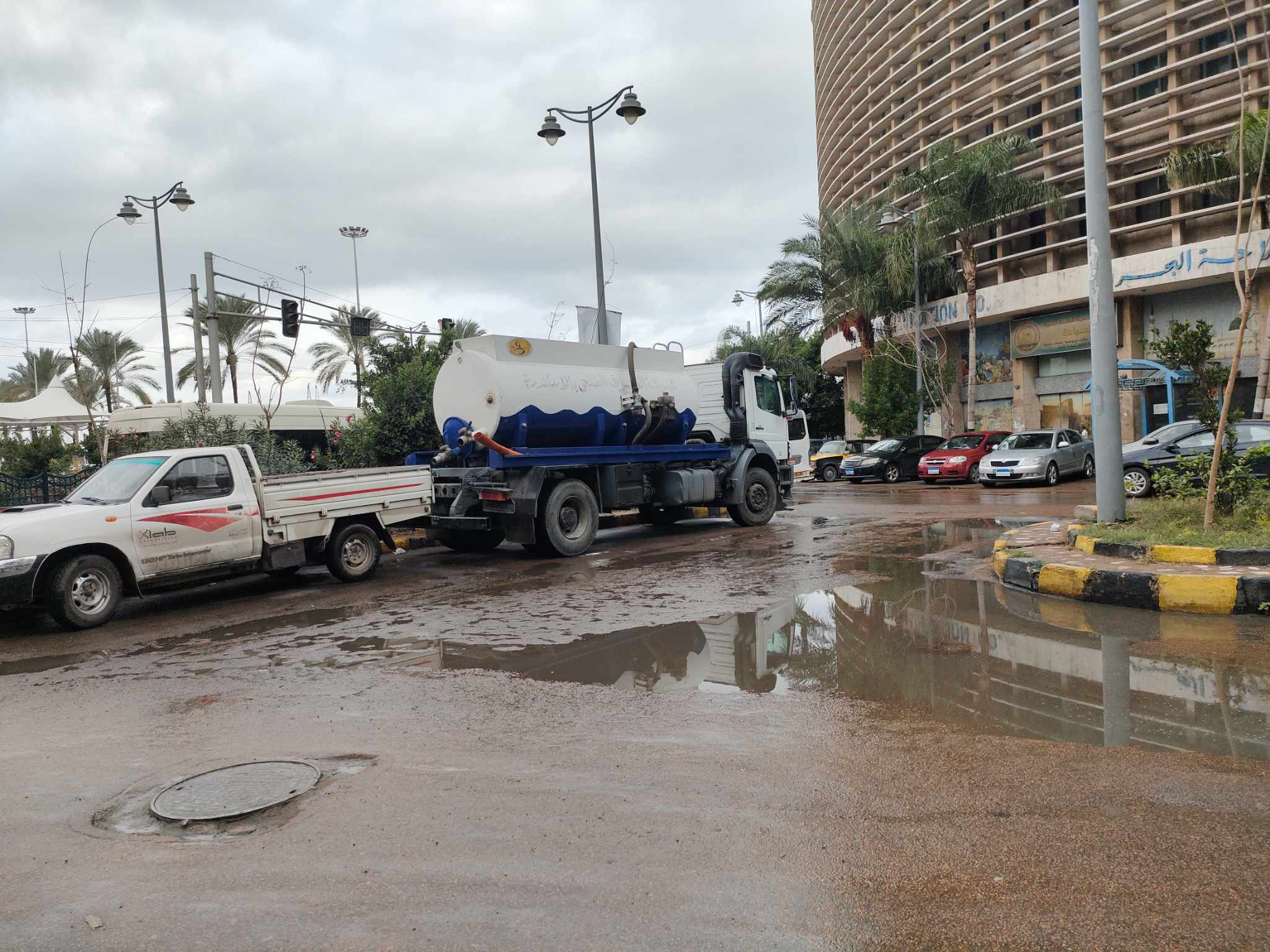 تمركز سيارات الصرف لرفع مياة الأمطار  بالإسكندرية