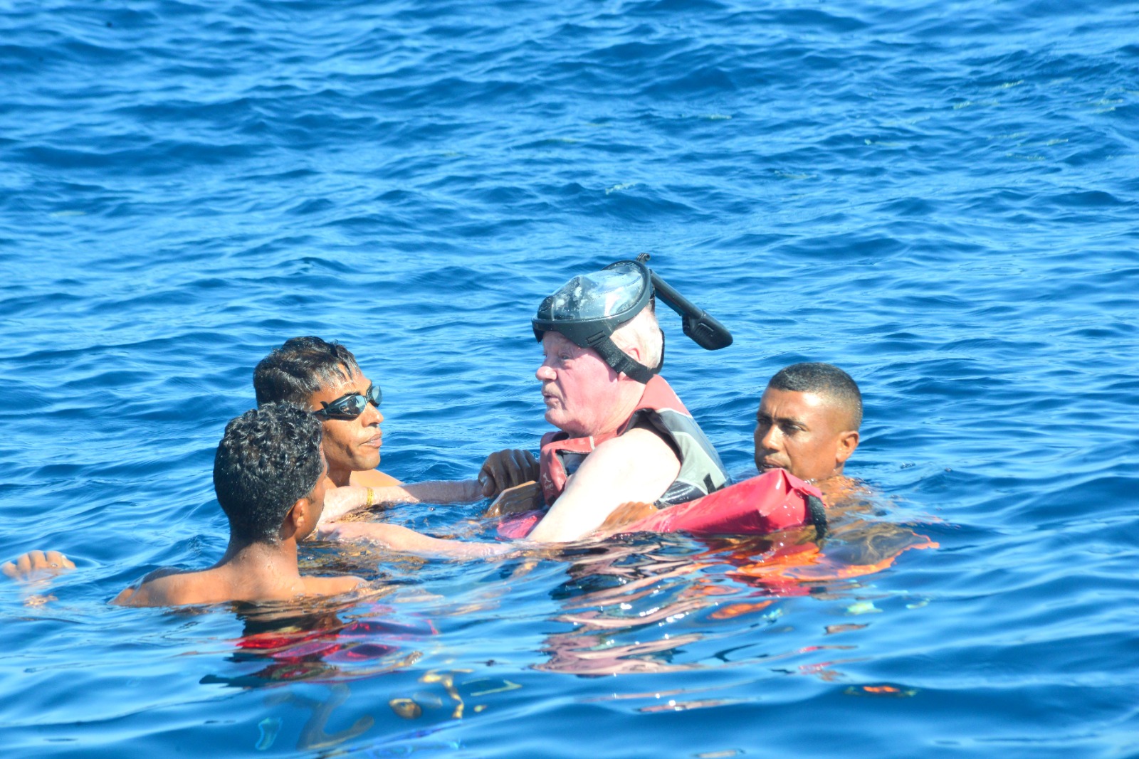 مدربين مصريين يساعدون السياح على السباحة