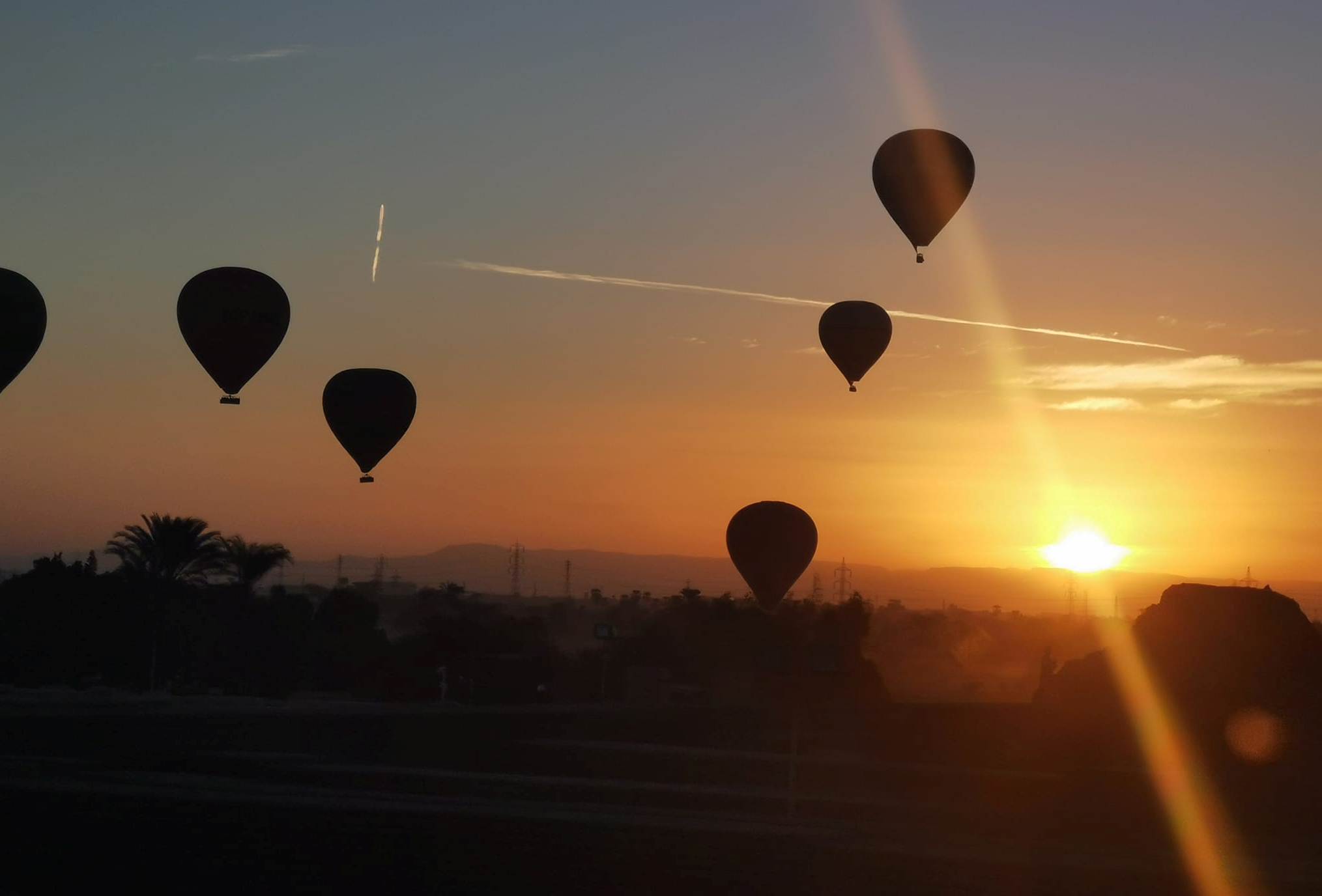 البالونات الطائرة تشرق مع الشمس بالصعيد