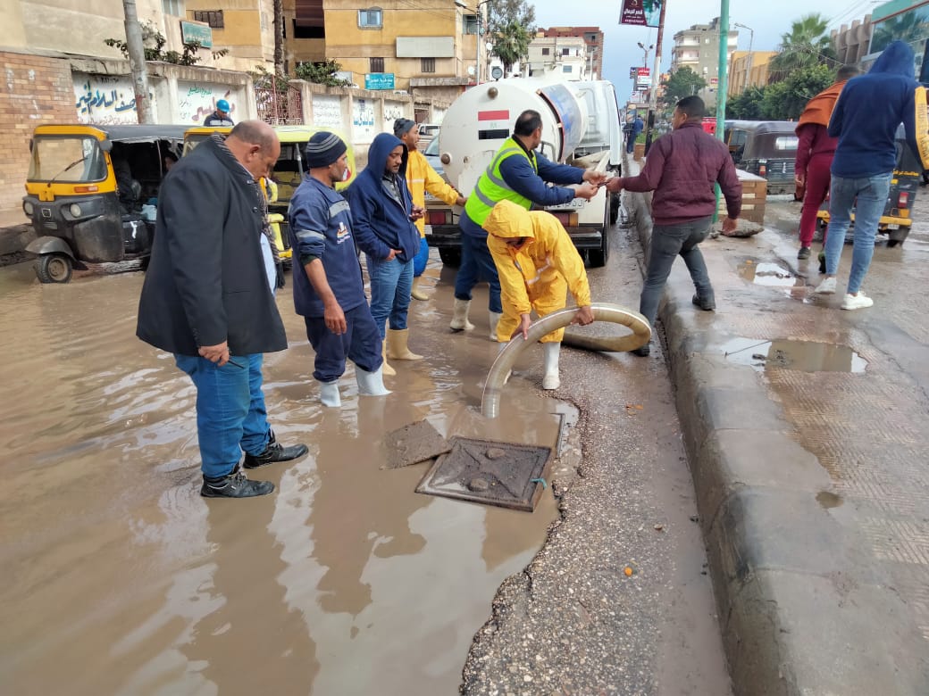 جانب من رفع مياه الامطار