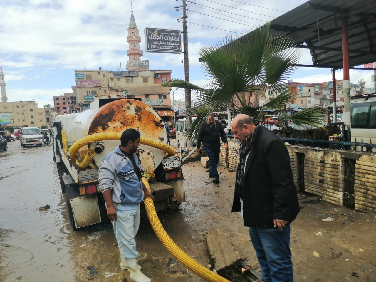 استمرار سحب وتصريف مياه الأمطار بمجمع المواقف وأمام المصالح الحكومية