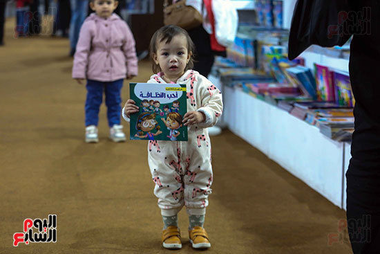 طفلة تحمل كتاب