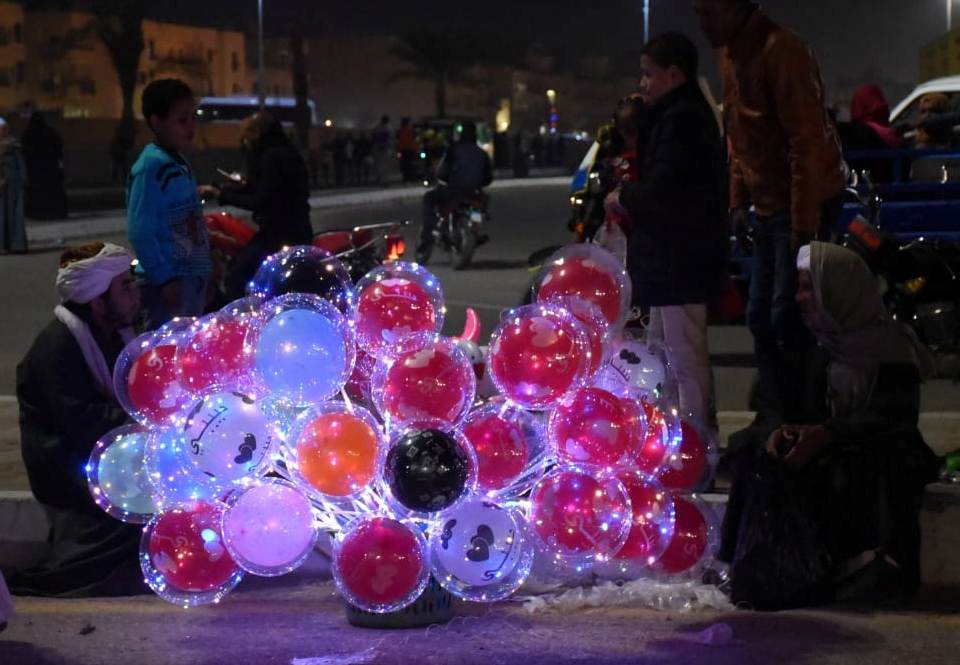 بيع الهدايا وألعاب الأطفال بالمولد