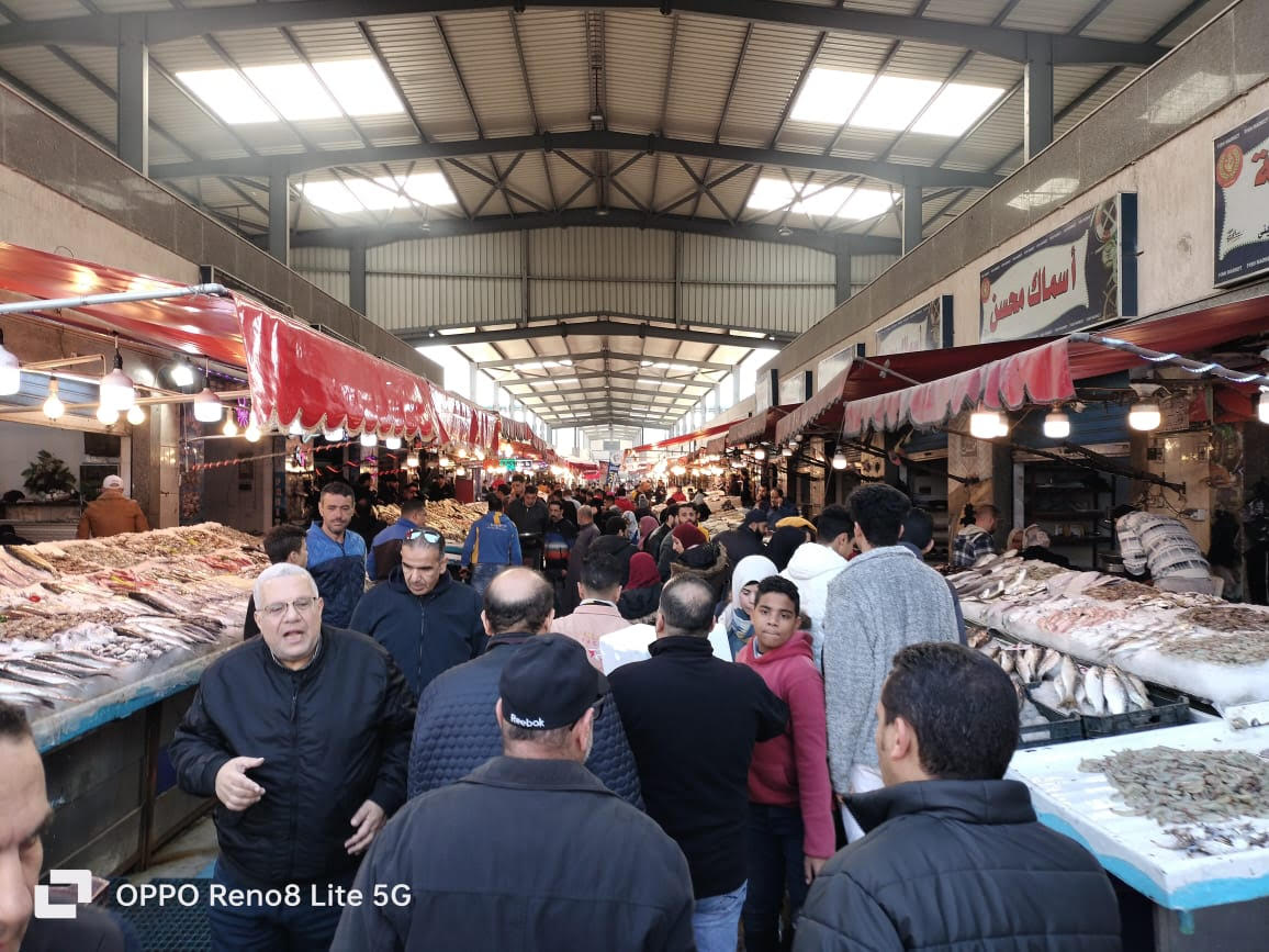 إقبال كبير على بازار الأسماك بحى العرب