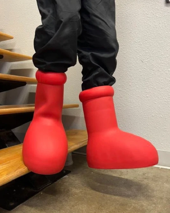 الحذاء الأحمر الجديد