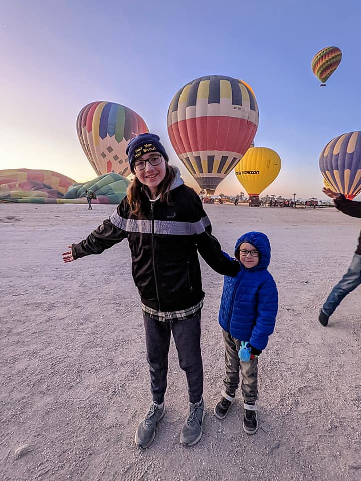 استمتاع الأطفال الأجانب برحلات البالون غرب الاقصر