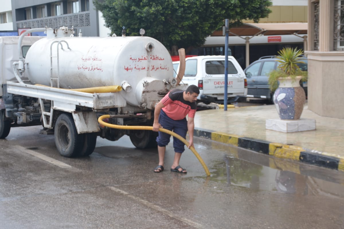 محافظ القليوبية يتابع أعمال رفع مياه الأمطار  (5)