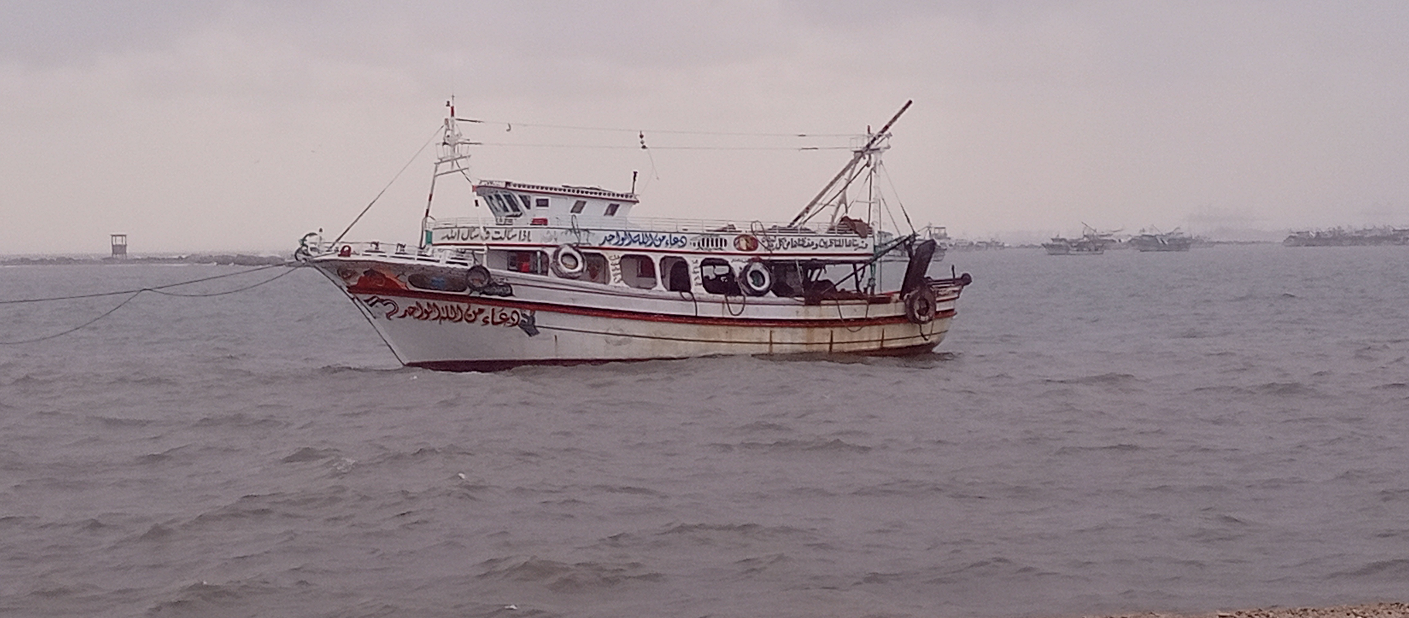مراكب الصيد ترسو بميناء الصيد لإرتفاع أمواج المتوسط