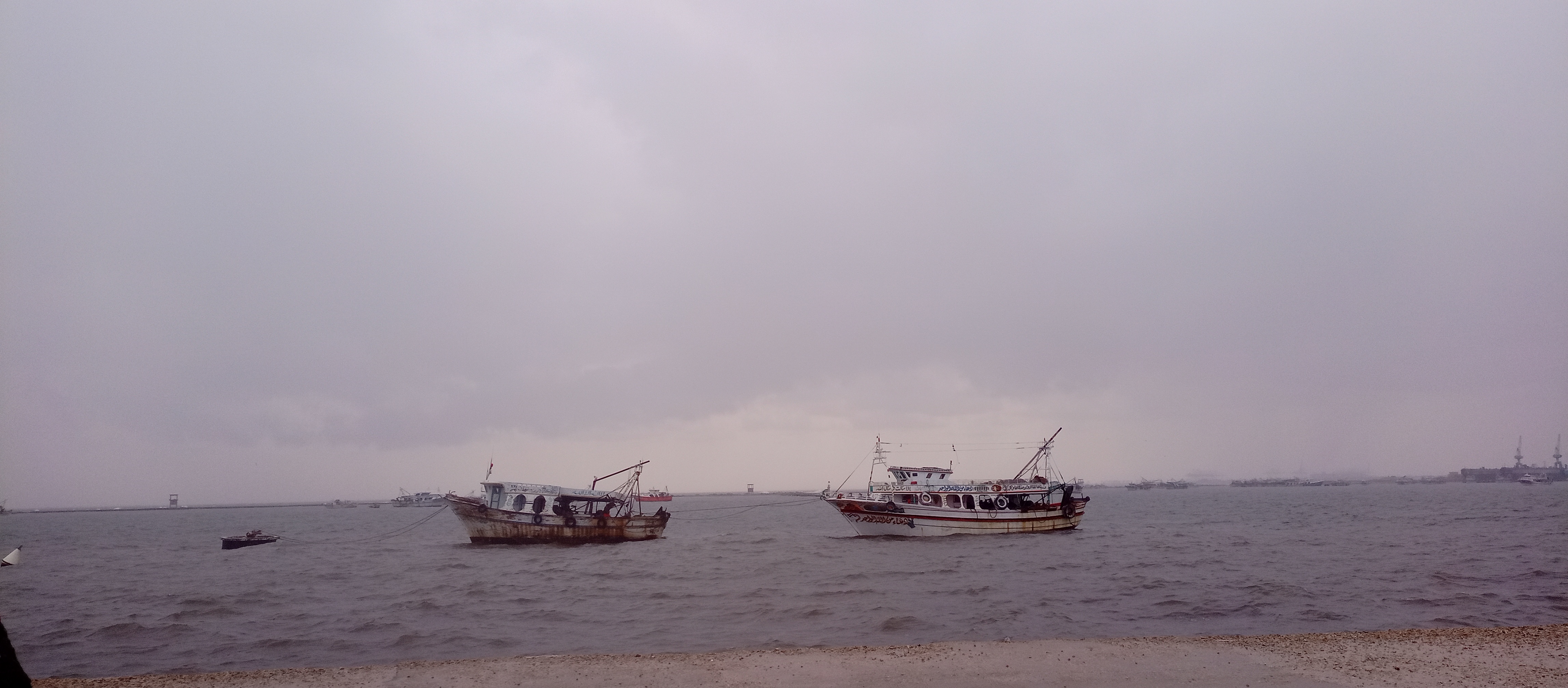 مراكب الصيد ترسو بميناء الصيد لإرتفاع أمواج المتوسط (2)