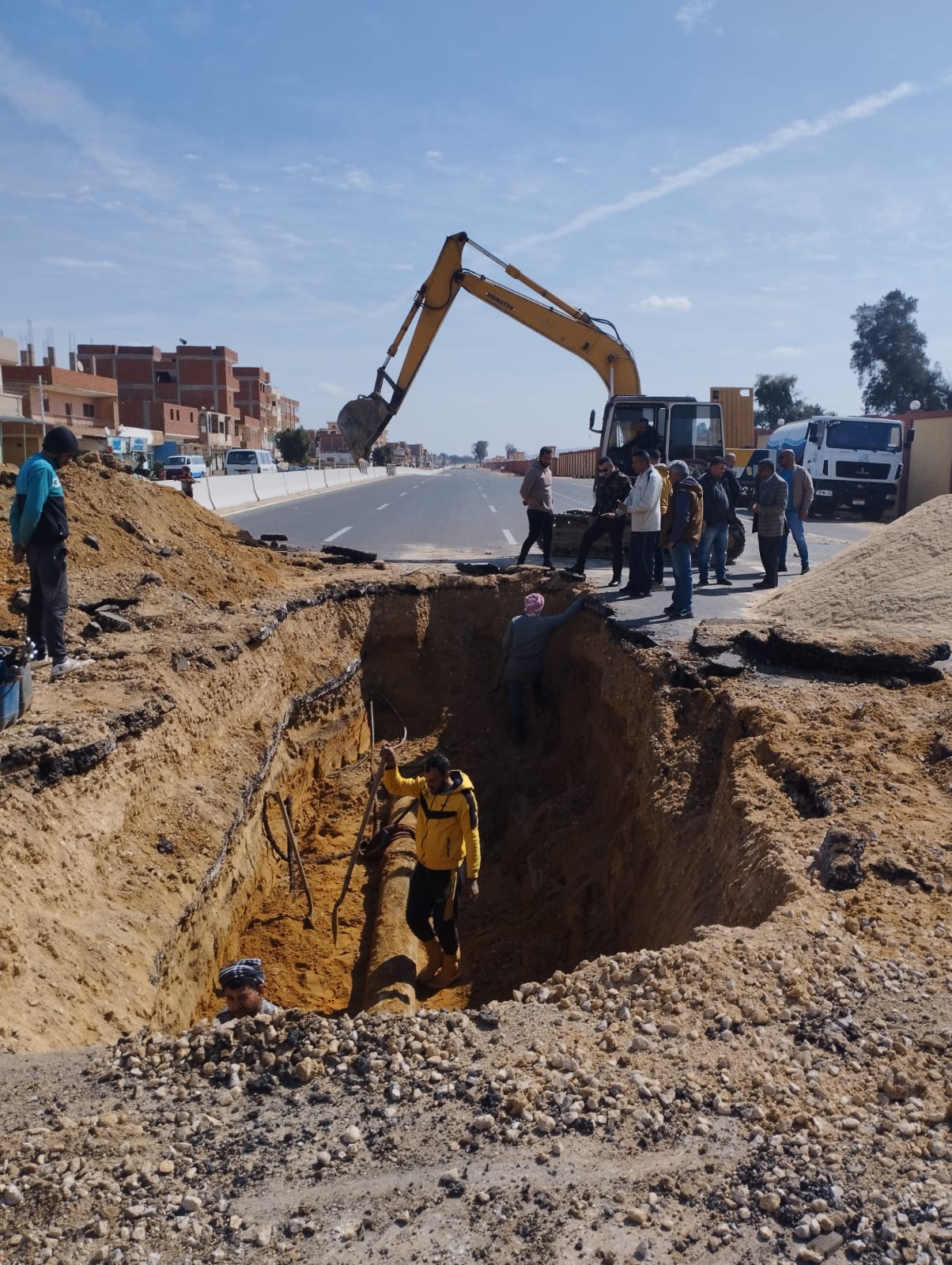  إصلاح كسر خط مياه بمدينة فايد (1)