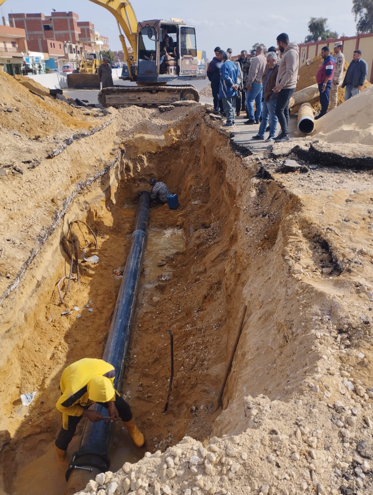  إصلاح كسر خط مياه بمدينة فايد (5)